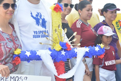 Un grupo de venezolanos que viven actualmente en la zona conurbada Veracruz - Boca, se dieron cita en las afueras del Foro Boca para manifestar su solidaridad con sus compatriotas y mostrar su apoyo abiertamente por Juan Guaidó, el autoproclamado presidente interino de Venezuela, con una propuesta clara para lograr la caída del presidente Nicolás Maduro, con el llamado Operación Libertad. 