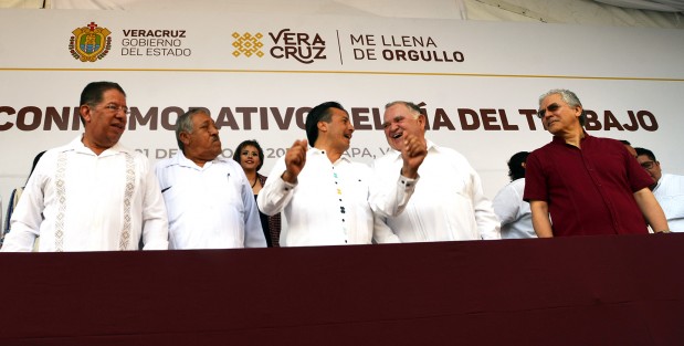 En el marco del Día Internacional del Trabajo, el gobernador Cuitláhuac García Jiménez presidió el desfile conmemorativo en el que participaron más de 62 mil 400 trabajadores, agrupados en diferentes sindicatos, federaciones y centrales obreras. 