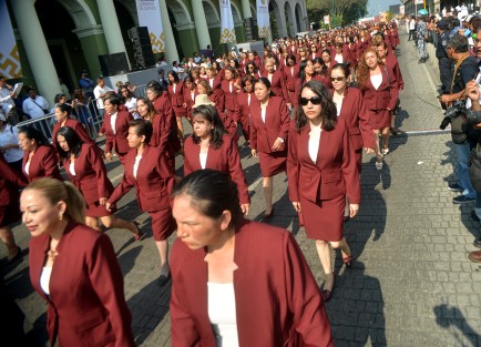 Este miércoles, desfilaron frente a Palacio de Gobierno trabajadores agrupados en las Confederaciones de Trabajadores de México (CTM), y Revolucionaria de Obreros y Campesinos (CROC), así como en las Federaciones Autónoma de Obreros y Campesinos del Estado de Veracruz (FAOCV), de Sindicatos y Asociaciones del Personal Académico de la Universidad Veracruzana (FESAPAUV), y de Sindicatos de Trabajadores al Servicio del Estado, (FSTSE) sección 26.