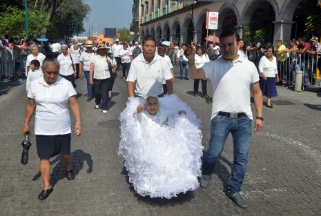 Este miércoles, desfilaron frente a Palacio de Gobierno trabajadores agrupados en las Confederaciones de Trabajadores de México (CTM), y Revolucionaria de Obreros y Campesinos (CROC), así como en las Federaciones Autónoma de Obreros y Campesinos del Estado de Veracruz (FAOCV), de Sindicatos y Asociaciones del Personal Académico de la Universidad Veracruzana (FESAPAUV), y de Sindicatos de Trabajadores al Servicio del Estado, (FSTSE) sección 26.