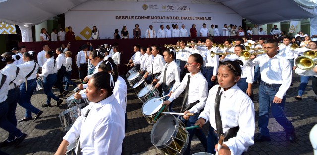 Este miércoles, desfilaron frente a Palacio de Gobierno trabajadores agrupados en las Confederaciones de Trabajadores de México (CTM), y Revolucionaria de Obreros y Campesinos (CROC), así como en las Federaciones Autónoma de Obreros y Campesinos del Estado de Veracruz (FAOCV), de Sindicatos y Asociaciones del Personal Académico de la Universidad Veracruzana (FESAPAUV), y de Sindicatos de Trabajadores al Servicio del Estado, (FSTSE) sección 26.