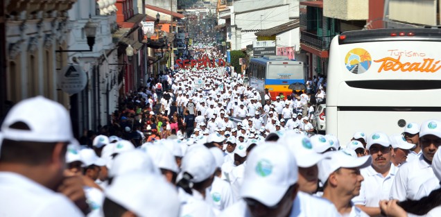 Este miércoles, desfilaron frente a Palacio de Gobierno trabajadores agrupados en las Confederaciones de Trabajadores de México (CTM), y Revolucionaria de Obreros y Campesinos (CROC), así como en las Federaciones Autónoma de Obreros y Campesinos del Estado de Veracruz (FAOCV), de Sindicatos y Asociaciones del Personal Académico de la Universidad Veracruzana (FESAPAUV), y de Sindicatos de Trabajadores al Servicio del Estado, (FSTSE) sección 26.