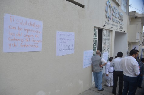 28 empleados  del Sistema Estatal Anticorrupción se manifiestaron a las afueras de las instalaciones del organismo luego de que fueran despedidos injustificadamente, exigen diálogo y la liquidación correspondiente como marca la ley.