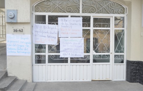 28 empleados  del Sistema Estatal Anticorrupción se manifiestaron a las afueras de las instalaciones del organismo luego de que fueran despedidos injustificadamente, exigen diálogo y la liquidación correspondiente como marca la ley.