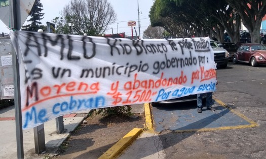 Pobladores de Río Blanco se manifestaron en la entrada del Congreso del Estado para exigir que se apruebe la municipalización del servicio del agua potable, actualmente manejado por la CAEV, de la cual se quejan por la mala calidad del líquido y altas tarifas.  
