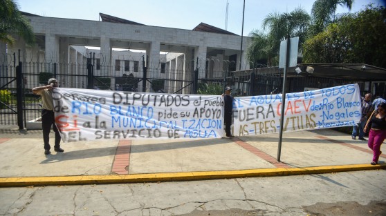Pobladores de Río Blanco se manifestaron en la entrada del Congreso del Estado para exigir que se apruebe la municipalización del servicio del agua potable, actualmente manejado por la CAEV, de la cual se quejan por la mala calidad del líquido y altas tarifas.  