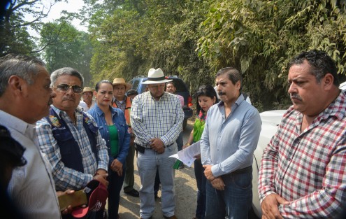 El Alcalde de Teocelo Mario A. Chama Díaz en compañía de autoridades municipales de Cosautlán, Ixhuacán de los Reyes,  habitantes de Texin, Piedra Parada, así como autoridades de la SIOP recorrieron el tramo carretero Teocelo - Texin  para  iniciar acciones de levantamiento, planeación, trazo de metas y tiempos de construcción en dicho tramo carretero.  