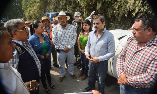 El Alcalde de Teocelo Mario A. Chama Díaz en compañía de autoridades municipales de Cosautlán, Ixhuacán de los Reyes,  habitantes de Texin, Piedra Parada, así como autoridades de la SIOP recorrieron el tramo carretero Teocelo - Texin  para  iniciar acciones de levantamiento, planeación, trazo de metas y tiempos de construcción en dicho tramo carretero.  