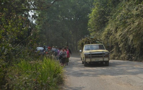 El Alcalde de Teocelo Mario A. Chama Díaz en compañía de autoridades municipales de Cosautlán, Ixhuacán de los Reyes,  habitantes de Texin, Piedra Parada, así como autoridades de la SIOP recorrieron el tramo carretero Teocelo - Texin  para  iniciar acciones de levantamiento, planeación, trazo de metas y tiempos de construcción en dicho tramo carretero.