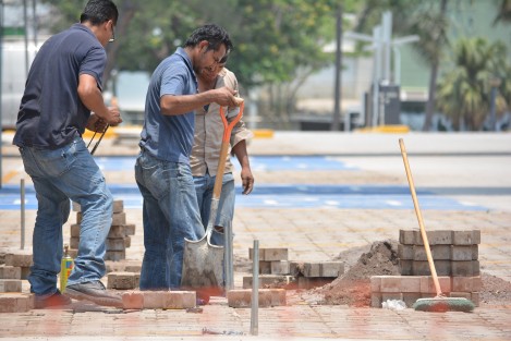 Día de la Santa Cruz, algunos albañiles festejan su día trabajando.  