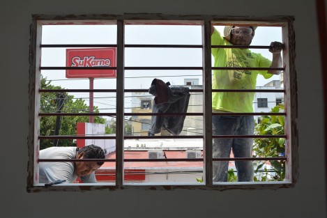 Día de la Santa Cruz, algunos albañiles festejan su día trabajando.  