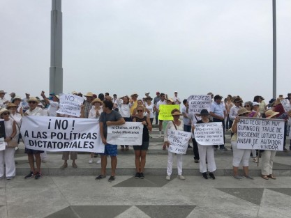 Cerca de unas 300 personas participaron en la marcha del silencio, saliendo desde la Plaza de los Valores en Boca del Río hasta llegar a plaza la Soberanía en Veracruz. 
