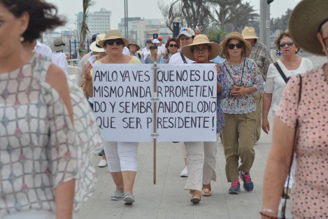 En la marcha del silencio convocada en Veracruz- Boca del Río, contra la administración del presidente López Obrador, se notó la presencia población vinculada al sector empresarial.  