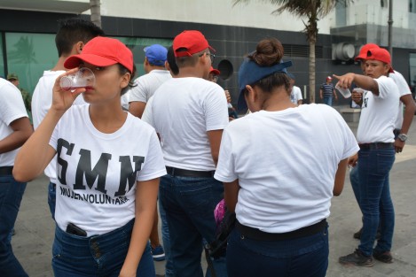 Por la alta temperatura que se cuece en esa plancha de concreto, varios jóvenes resultaron con problemas de insolación y cuadros de deshidratación. 