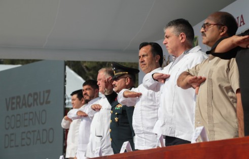  El gobernador Cuitláhuac García Jiménez, acompañado del comandante de la 26 Zona Militar, general de Brigada DEM, Federico Solórzano Barragán, presidió la ceremonia de Toma de Protesta a los soldados del Servicio Militar Nacional (SMN), Clase 2000, anticipados y remisos, así como a mujeres voluntarias.