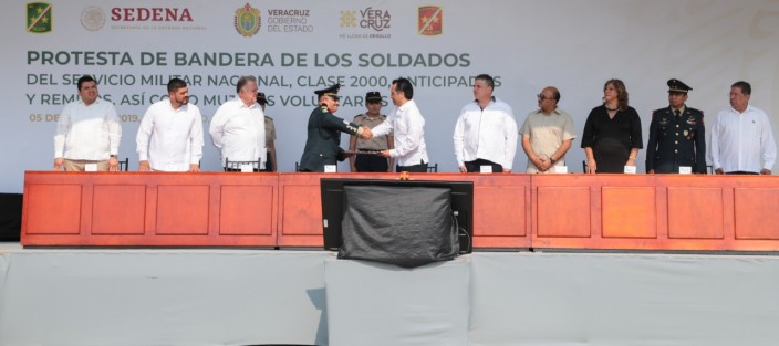  El gobernador Cuitláhuac García Jiménez, acompañado del comandante de la 26 Zona Militar, general de Brigada DEM, Federico Solórzano Barragán, presidió la ceremonia de Toma de Protesta a los soldados del Servicio Militar Nacional (SMN), Clase 2000, anticipados y remisos, así como a mujeres voluntarias.  
