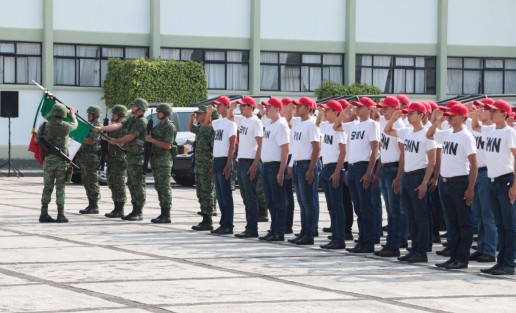  El gobernador Cuitláhuac García Jiménez, acompañado del comandante de la 26 Zona Militar, general de Brigada DEM, Federico Solórzano Barragán, presidió la ceremonia de Toma de Protesta a los soldados del Servicio Militar Nacional (SMN), Clase 2000, anticipados y remisos, así como a mujeres voluntarias.  