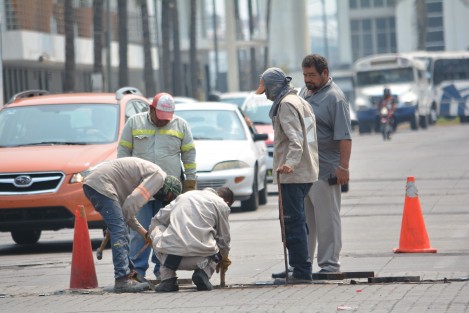 En pleno centro histórico de la ciudad de Veracruz,  por fin elementos de servicios generales de ese ayuntamiento, realizan mantenimiento de alcantarillado  sobre  las calles Gómez Farías  esquina Serdán.  