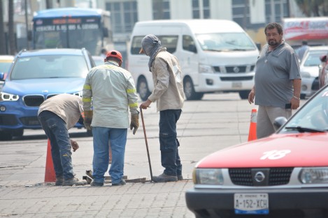 En pleno centro histórico de la ciudad de Veracruz,  por fin elementos de servicios generales de ese ayuntamiento, realizan mantenimiento de alcantarillado  sobre  las calles Gómez Farías  esquina Serdán.  