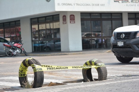 En pleno centro histórico de la ciudad de Veracruz, por fin elementos de servicios generales de ese ayuntamiento, realizan mantenimiento de alcantarillado sobre las calles Gómez Farías esquina Serdán.  Algunas alcantarillas fueron supuestamente robadas y reportadas desde hace semanas y hasta llantas había para que vehículos no se fueran por ahí.  