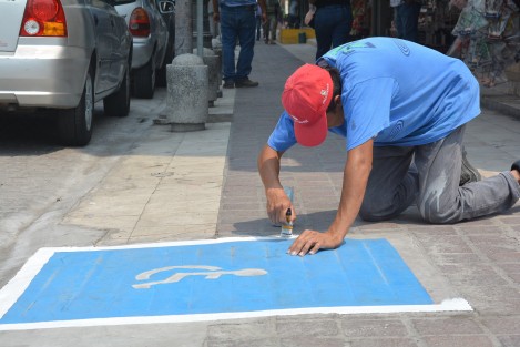 Una cuadrilla de trabajadores del ayuntamiento de Veracruz pinta la señalización en las rampas para uso de personas en sillas de ruedas. Esto en el primer cuadro de la ciudad.  