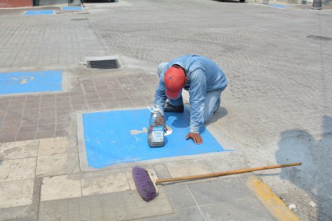 Una cuadrilla de trabajadores del ayuntamiento de Veracruz pinta la señalización en las rampas para uso de personas en sillas de ruedas. Esto en el primer cuadro de la ciudad.  
