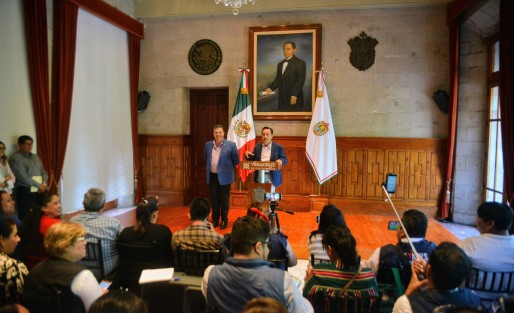 El gobernador Cuitláhuac García Jiménez anunció que solicitará a la Fiscalía General de la República (FGR) atraer el caso del asesinato de la alcaldesa de Mixtla de Altamirano, ante la falta de resultados de la Fiscalía General del Estado (FGE) y la sospecha del encubrimiento de los probables culpables de este lamentable hecho. 