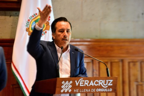 El gobernador Cuitláhuac García Jiménez anunció que solicitará a la Fiscalía General de la República (FGR) atraer el caso del asesinato de la alcaldesa de Mixtla de Altamirano, ante la falta de resultados de la Fiscalía General del Estado (FGE) y la sospecha del encubrimiento de los probables culpables de este lamentable hecho.