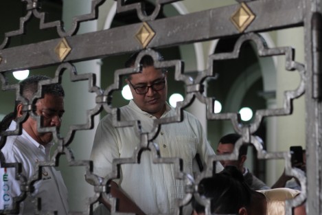 Las alcaldes de Teocelo, Mario Chama; y de Coatepec, Enrique Fernández, acudieron al Palacio de Gobierno. 
