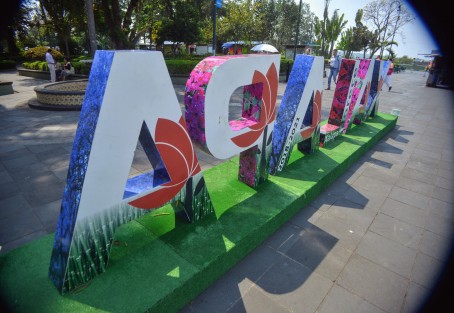  El Alcalde de Xalapa, Hipólito Rodríguez Herrero, dijo que dentro de algunos  días se cambiará el diseño de las tan criticadas  letras de Xalapa; esto a pesar de que miles de turistas se han tomado la foto ahí. 