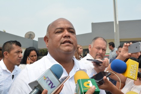 Funcionarios del Gobierno del Estado acudieron a la Fiscalía General de la República, en Boca del Río, Ver., a presentar una denuncia contra el Fiscal General del Estado, Jorge Winckler Ortiz, por omisión de funciones, al señalar rezago en investigaciones añejas, y desatención a otras. 
