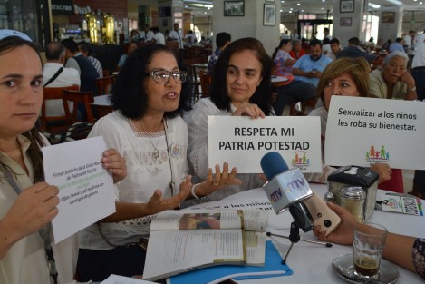 Alejandra Yáñez Rubio, representante del Frente Nacional por la Familia en Veracruz, se pronunció en contra de la promoción intensiva en torno a la ideología de género que pretende sexualizar la educación de los niños desde los niveles más básicos.  