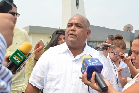 En las instalaciones de la Delegación Veracruz de la FGR, los secretarios de Gobierno, Eric Patrocinio Cisneros Burgos, y de Seguridad Publica, Hugo Gutiérrez Maldonado, se presentaron para interponer la denuncia. 