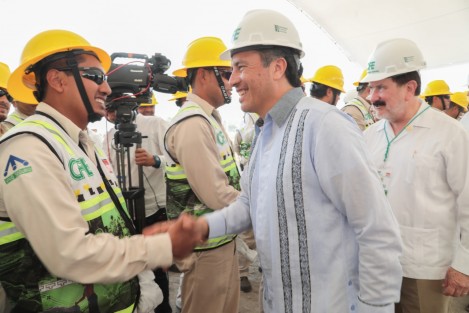 El gobernador de Veracruz, Cuitláhuac García Jiménez, anunció que buscará firmar un convenio con la CFE, con miras a reducir el costo de las tarifas por servicio eléctrico para los sectores agrícola, turístico y educativo en la entidad. 