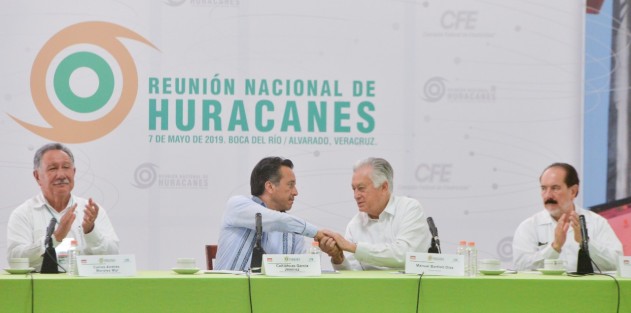 En la Reunión Nacional de Huracanes 2019, organizada por la Comisión Federal de Electricidad (CFE), y realizada en Boca del Río, Ver., el gobernador Cuitláhuac García Jiménez, coincidió con el Gobierno de la República con respecto a convertir ésta en una auténtica empresa del Estado y al servicio de la nación, con el uso eficiente de los recursos.