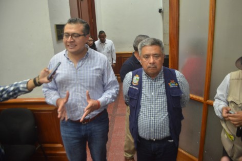 El alcalde de Teocelo, Mario A. Chama Díaz en compañía de autoridades Coatepec y Cosautlán recibieron la noticia por parte de la Procuraduría del Medio Ambiente que esperen 24 horas más para saber en dónde van a disponer de la basura que generan estos tres municipios.