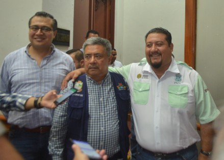 El alcalde de Teocelo, Mario A. Chama Díaz en compañía de autoridades Coatepec y Cosautlán recibieron la noticia por parte de la Procuraduría del Medio Ambiente que esperen 24 horas más para saber en dónde van a disponer de la basura que generan estos tres municipios.