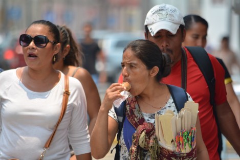 Ante el incremento de la temperatura aumentan los riesgos a la salud por complicaciones como la deshidratación, el golpe de calor y quemaduras solares por la exposición a temperaturas elevadas.  