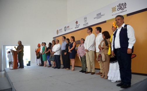  La directora del DIF estatal, Verónica Aguilera Tapia, la jefa de la Oficina de Programa de Gobierno, Waltraud Martínez Olvera, la directora del DIF municipal de Teocelo Mara Chama Villa, entre otras distinguidas  personalidades inauguraron la Expo-Venta Artesanal <em>Consume lo Nuestro, Consume Manos Veracruzanas</em>.