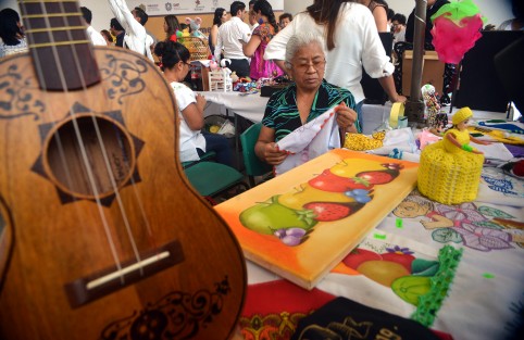 La expo-venta estará  todo el día de hoy y mañana se invita a la población en general a comprar los productos que se producen en la región y así fomentar el empleo consumir lo hecho en Veracruz. 