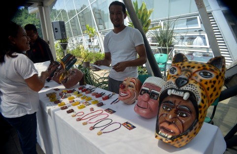 El joven artesano Néstor Uriel Rivera Rivera también se encuentra en dicha expo e invita a la gente a conocer los bellos productos del Municipio de Teocelo.  