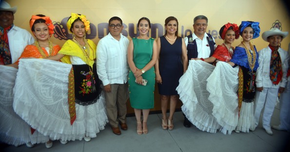  La directora del DIF estatal, Verónica Aguilera Tapia su homologa del municipio de Teocelo Mara Chama Villa en compañía de el Alcalde Mario A. Chama se tomaron la foto con el ballet florklorico de aquel municipio.
