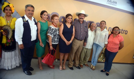  La directora del DIF estatal, Verónica Aguilera Tapia, la jefa de la Oficina de Programa de Gobierno, Waltraud Martínez Olvera, la directora del DIF municipal de Teocelo Mara Chama Villa entre otras distinguidas  personalidades inauguraron la Expo-Venta Artesanal Consume lo Nuestro, Consume Manos Veracruzanas.