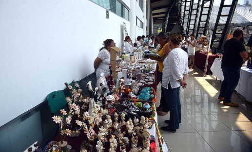  La directora del DIF estatal, Verónica Aguilera Tapia, la jefa de la Oficina de Programa de Gobierno, Waltraud Martínez Olvera, la directora del DIF municipal de Teocelo Mara Chama Villa entre otras distinguidas  personalidades inauguraron la Expo-Venta Artesanal Consume lo Nuestro, Consume Manos Veracruzanas.