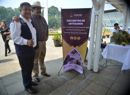  La directora del DIF estatal, Verónica Aguilera Tapia, la jefa de la Oficina de Programa de Gobierno, Waltraud Martínez Olvera, la directora del DIF municipal de Teocelo Mara Chama Villa entre otras distinguidas  personalidades inauguraron la Expo-Venta Artesanal Consume lo Nuestro, Consume Manos Veracruzanas.