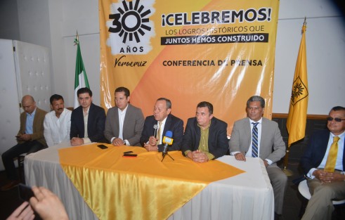En su visita a la ciudad de Xalapa por los festejos de 30 años de fundación del PRD, Jesús Zambrano, ex dirigente nacional del sol Azteca, dijo que la denuncia con el fiscal del estado es una cortina de humo y que el gobernador Cuitláhuac García debería saber sobre la separación de poderes. 