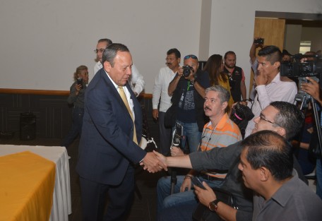 En su visita a la ciudad de Xalapa por los festejos de 30 años de fundación del PRD, Jesús Zambrano, ex dirigente nacional del sol Azteca, dijo que la denuncia con el fiscal del estado es una cortina de humo y que el gobernador Cuitláhuac García debería saber sobre la separación de poderes. 