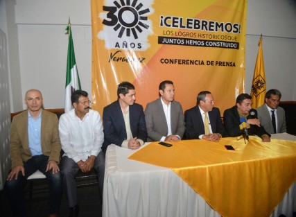 En su visita a la ciudad de Xalapa por los festejos de 30 años de fundación del PRD, Jesús Zambrano, ex dirigente nacional del sol Azteca, dijo que la denuncia con el fiscal del estado es una cortina de humo y que el gobernador Cuitláhuac García debería saber sobre la separación de poderes. 