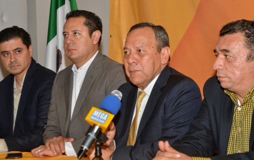 En su visita a la ciudad de Xalapa por los festejos de 30 años de fundación del PRD, Jesús Zambrano, ex dirigente nacional del sol Azteca, dijo que la denuncia con el fiscal del estado es una cortina de humo y que el gobernador Cuitláhuac García debería saber sobre la separación de poderes. 