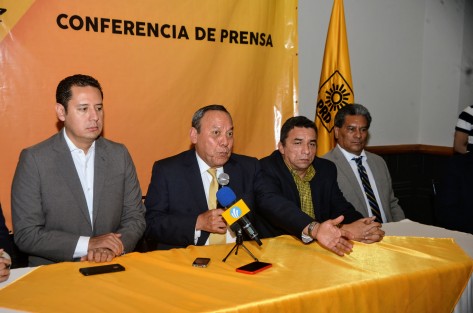 En su visita a la ciudad de Xalapa por los festejos de 30 años de fundación del PRD, Jesús Zambrano, ex dirigente nacional del sol Azteca, dijo que la denuncia con el fiscal del estado es una cortina de humo y que el gobernador Cuitláhuac García debería saber sobre la separación de poderes. 